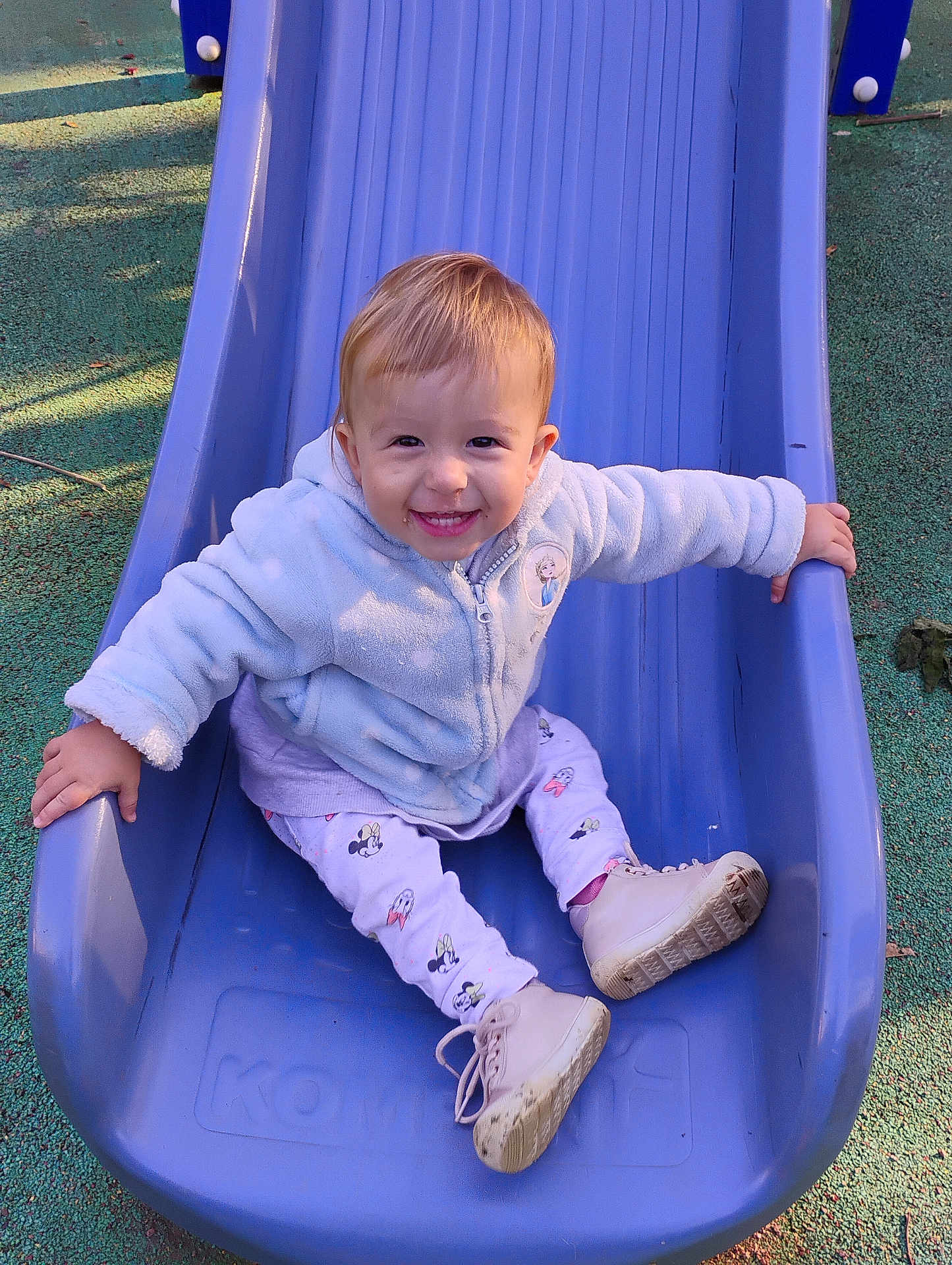 Katalina participe au concours pour gagner de l'argent avec cette photo : child, toddler, playground, slide, smiling, happy, outdoor, jacket, pants, shoes, toy, fun, play, person, baby, clothing, daylight, recreation, park, cute