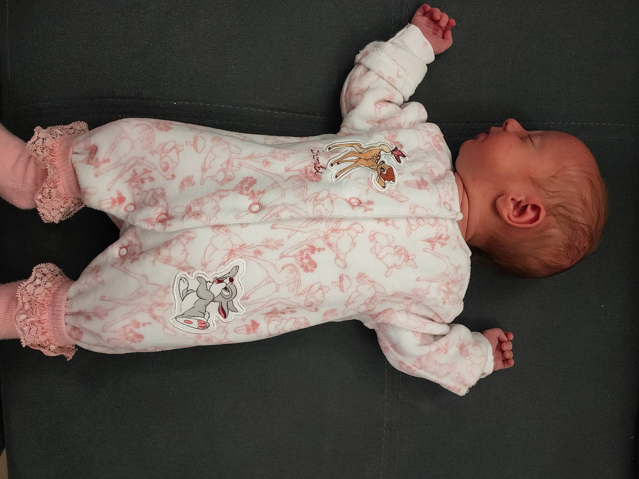Mayla a rejoint le concours — aidez-le/la à gagner de superbes lots ! baby, baby_products, baby_safety, baby_toddler_clothing, cheek, child, comfort, flesh, foot, human_leg, knee, linens, nightwear, pattern, person, pink, room, skin, sleeve, sock