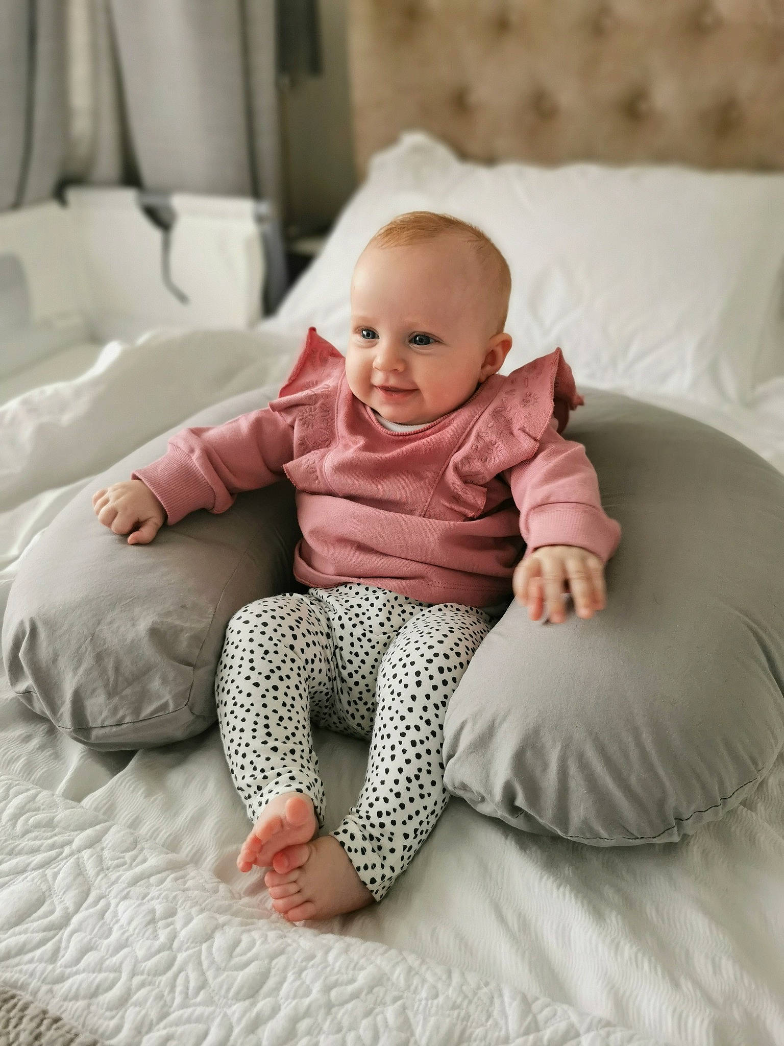 Mia is registered to the contest to win money with this photo: baby, baby_toddler_clothing, comfort, eye, flash_photography, floor, flooring, hairstyle, happy, human_body, knee, leg, mouth, person, pink, skin, sleeve, smile, t_shirt, textile