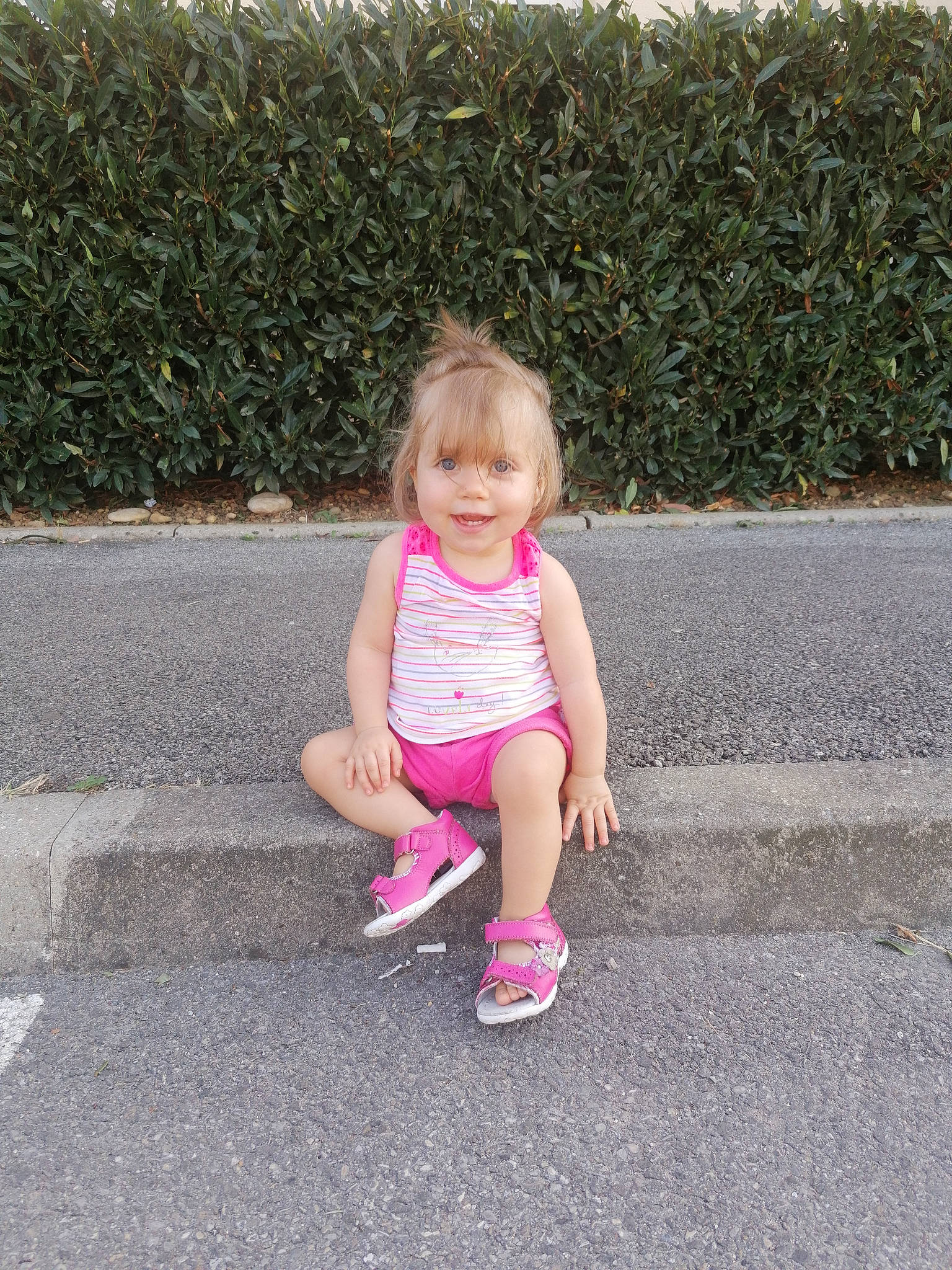 Ariana participe au concours pour gagner de l'argent avec cette photo : asphalt, baby_toddler_clothing, child, foot, fun, grass, happy, human_leg, joy, leg, leisure, magenta, people_in_nature, person, pink, plant, road_surface, sidewalk, sitting, smile