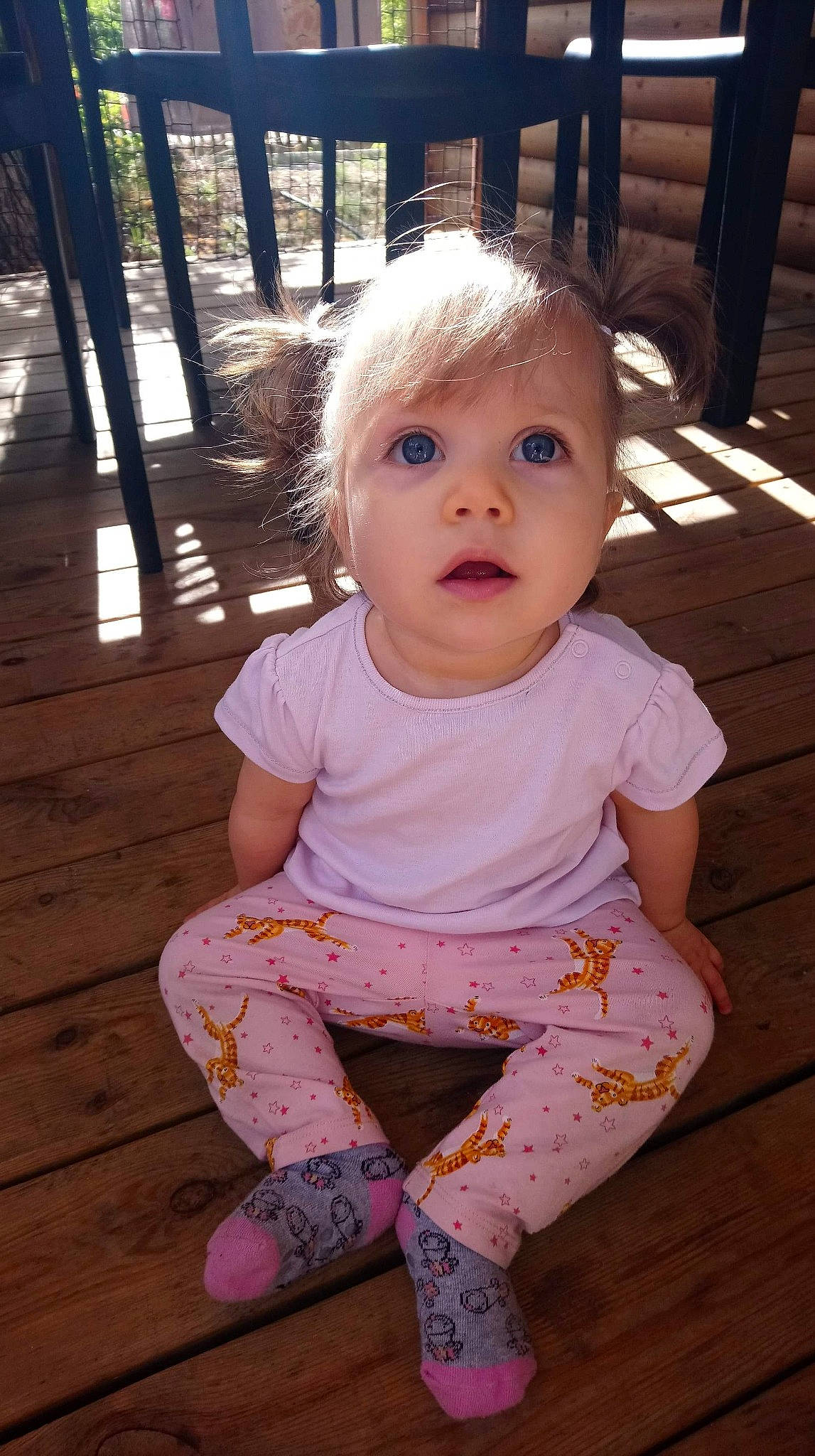 Ariana participe au concours pour gagner de l'argent avec cette photo : baby, baby_toddler_clothing, cheek, child, eye, face, flooring, fun, happy, headwear, iris, lip, mouth, nose, people, person, sitting, skin, sleeve, surprise