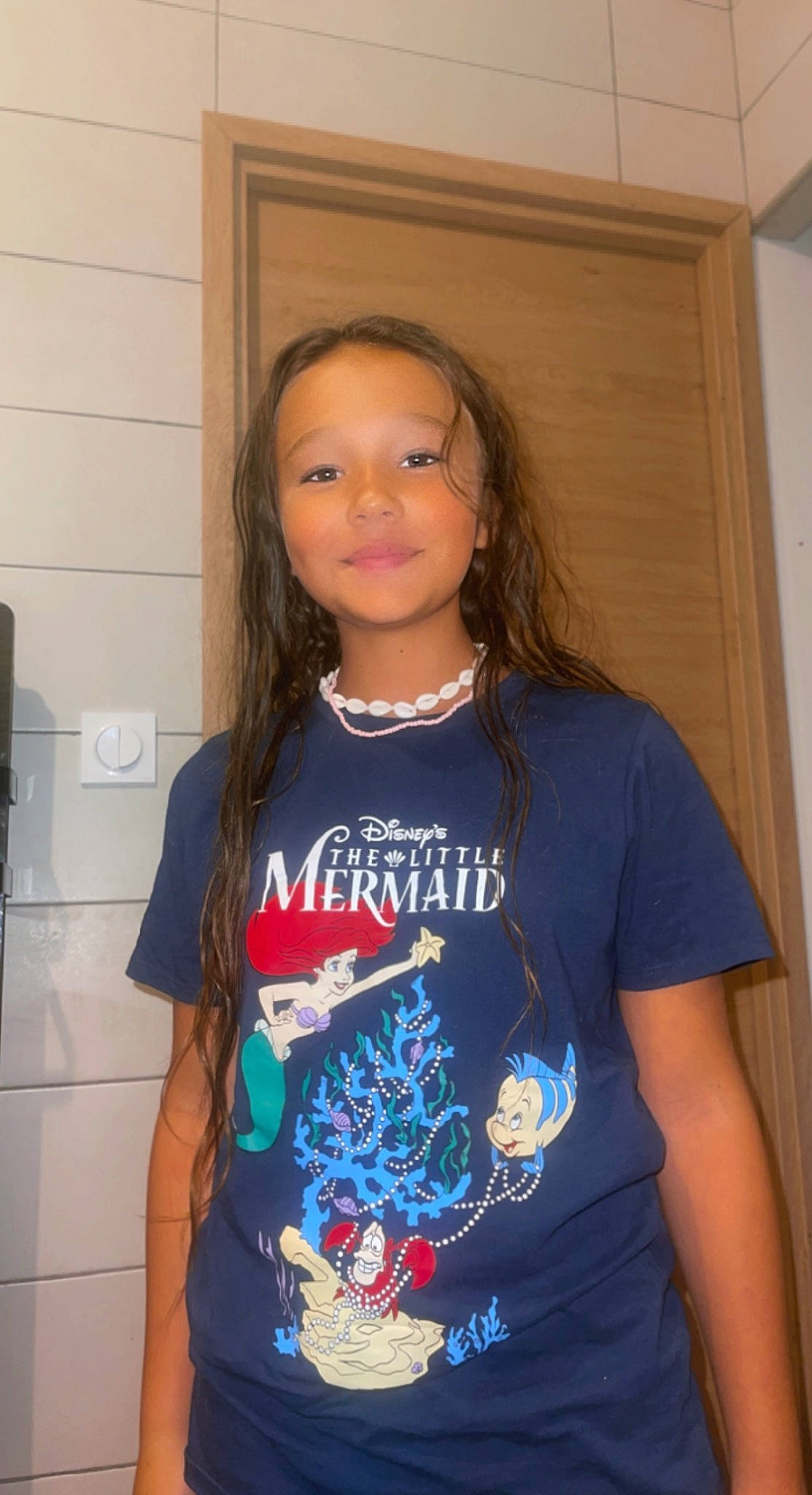 Kitty participe au concours pour gagner de l'argent avec cette photo : active_shirt, arm, black_hair, chin, cool, electric_blue, eye, eyebrow, forehead, hair, happy, joint, joy, long_hair, neck, person, skin, sleeve, smile, t_shirt