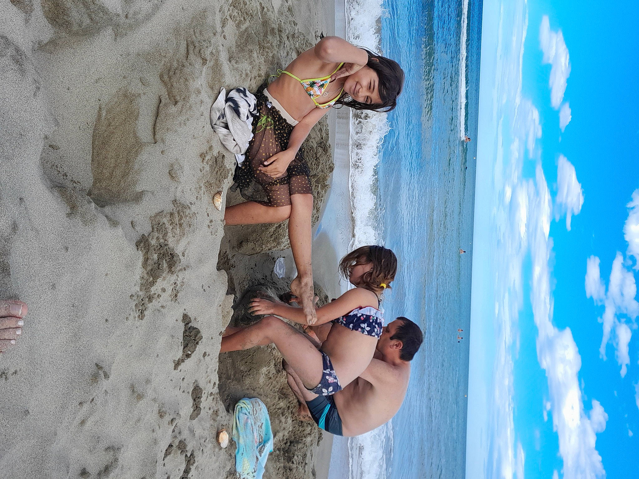 Elisabeth a rejoint le concours — aidez-le/la à gagner de superbes lots ! adventure, beach, beauty, blue, elbow, fun, happy, joy, leg, leisure, people, person, photograph, recreation, shorts, sky, summer, swimwear, thigh, travel