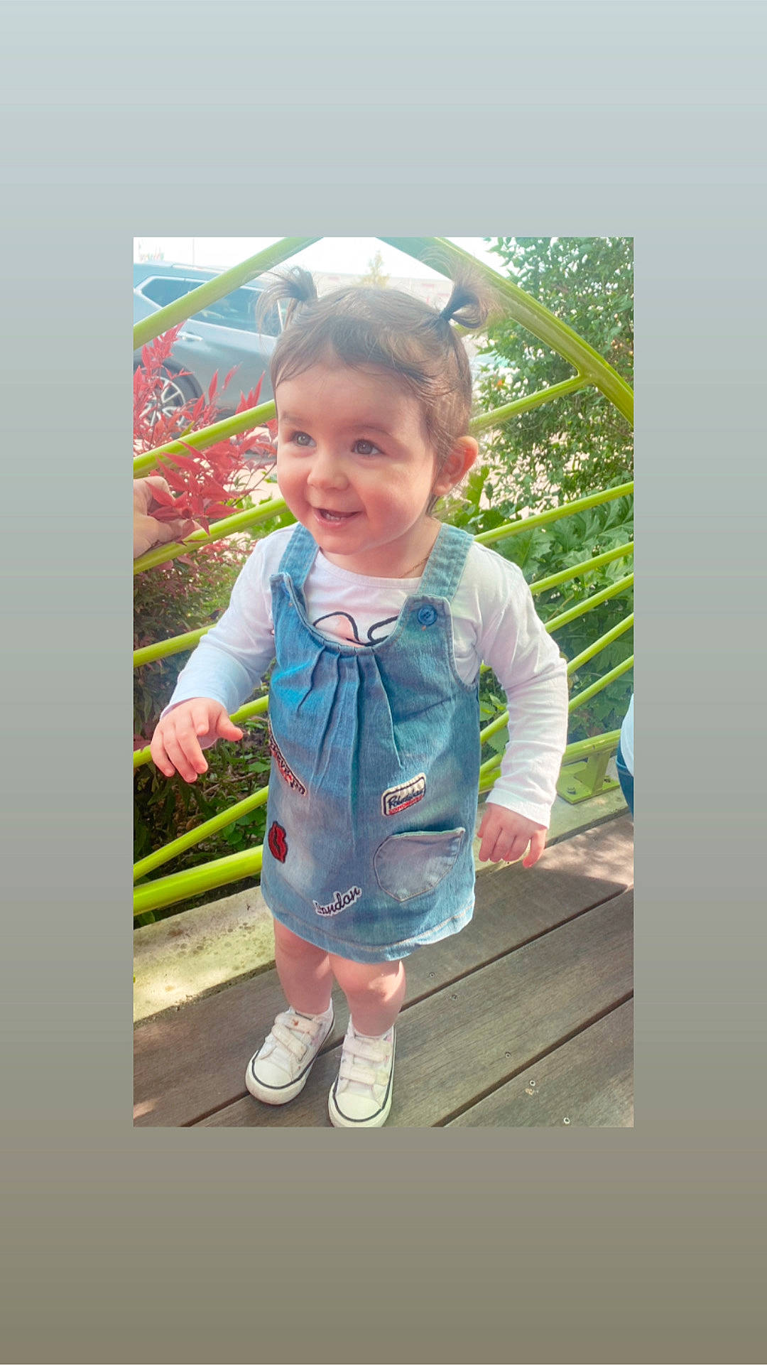Shannon a rejoint le concours — aidez-le/la à gagner de superbes lots ! baby, baby_toddler_clothing, child, electric_blue, fun, gesture, grass, happy, joy, leisure, magenta, pattern, people_in_nature, person, plant, play, recreation, sky, sleeve, smile