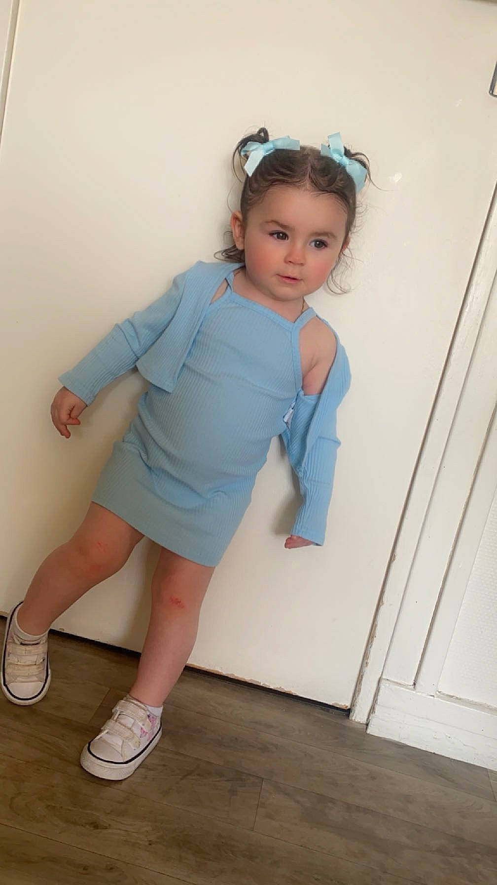 Shannon a rejoint le concours — aidez-le/la à gagner de superbes lots ! baby_toddler_clothing, calf, elbow, electric_blue, flooring, fun, hairstyle, happy, human_leg, knee, neck, person, shoulder, sleeve, sock, sportswear, standing, t_shirt, thigh, toddler