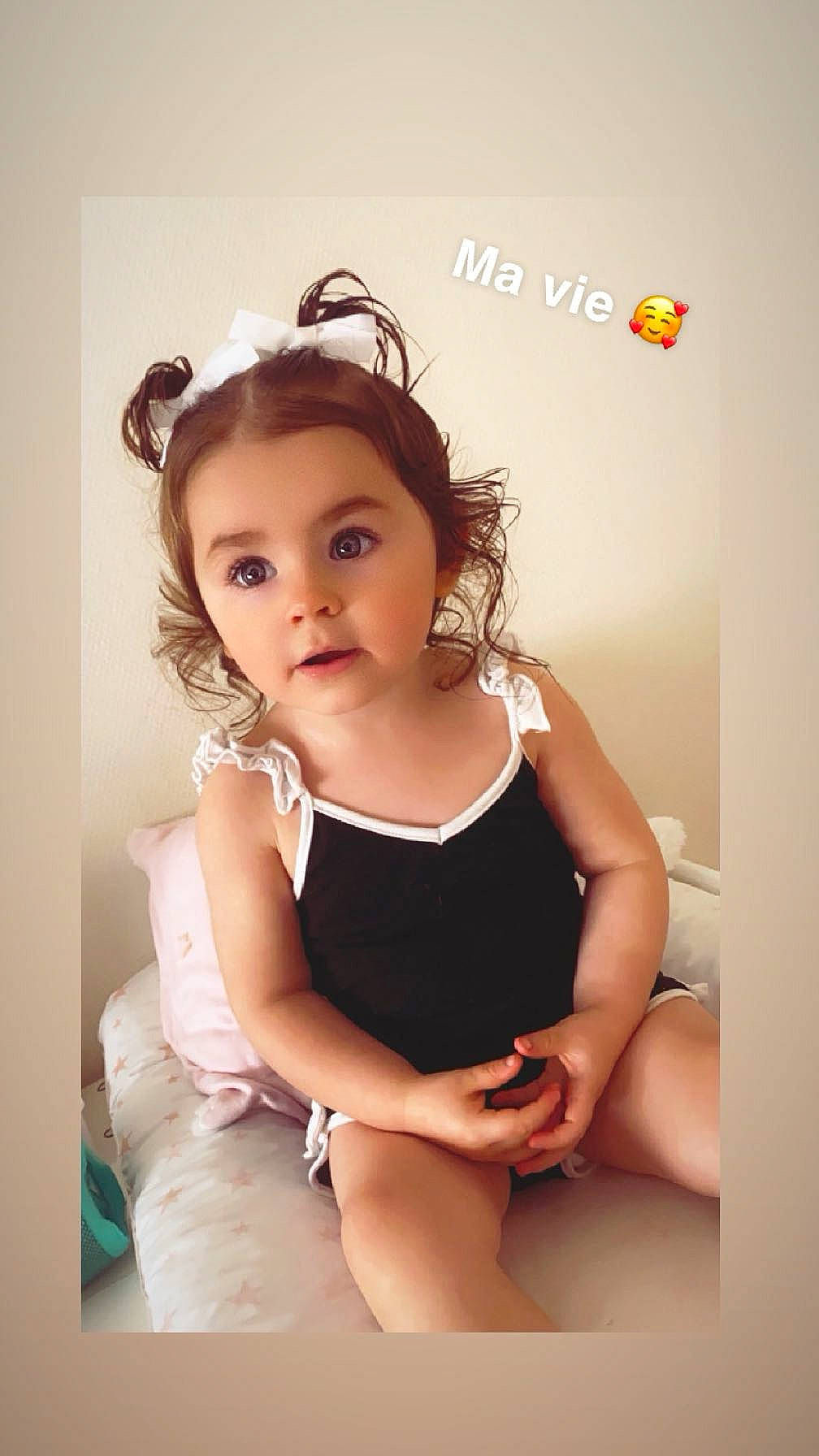 Shannon a rejoint le concours — aidez-le/la à gagner de superbes lots ! baby_toddler_clothing, beauty, black_hair, blond, brown_hair, cheek, day_dress, elbow, eyelash, flash_photography, happy, headpiece, human_leg, lip, person, portrait_photography, sitting, skin, sleeve, thigh