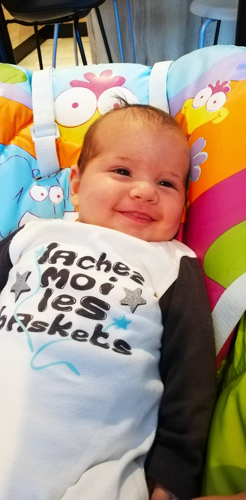 Ezio a rejoint le concours — aidez-le/la à gagner de superbes lots ! baby, baby_laughing, baby_playing_with_toys, baby_products, baby_toddler_clothing, child, comfort, fun, happy, joy, laugh, leisure, linens, outerwear, person, portrait_photography, room, sitting, sleeve, smile