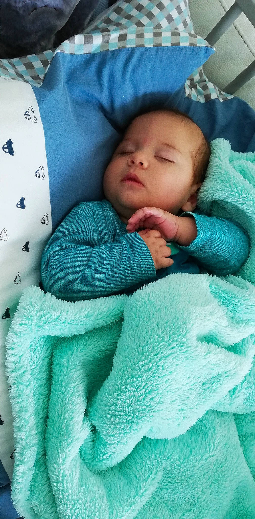 Ezio a rejoint le concours — aidez-le/la à gagner de superbes lots ! aqua, azure, baby, baby_products, baby_sleeping, baby_toddler_clothing, cheek, child, comfort, electric_blue, face, linens, person, product, skin, sleeve, textile, toddler, white, wool