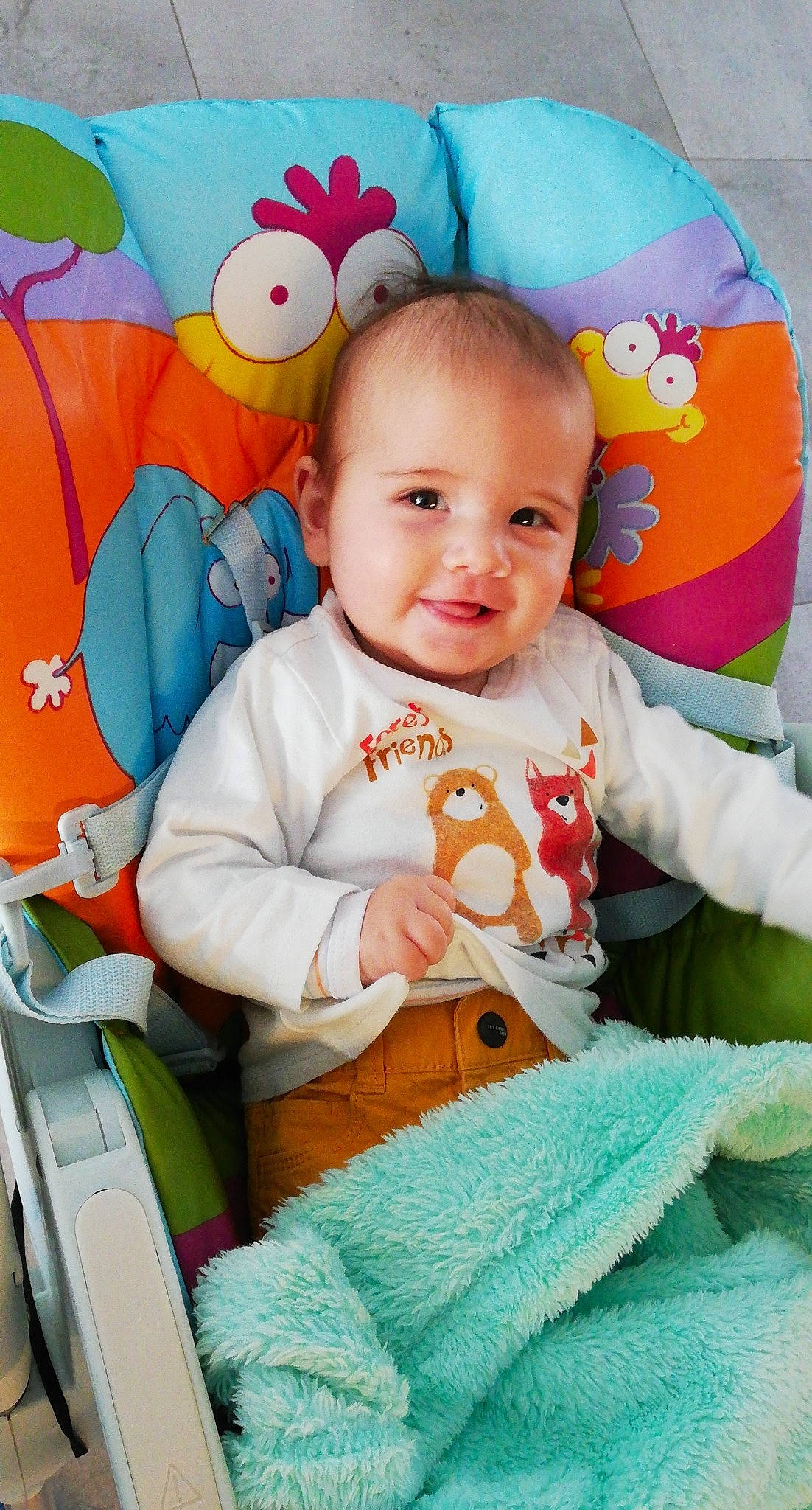 Ezio a rejoint le concours — aidez-le/la à gagner de superbes lots ! baby, baby_toddler_clothing, cheek, eye, face, happy, head, iris, joy, mammal, orange, organ, outerwear, person, skin, sleeve, smile, t_shirt, textile, toddler