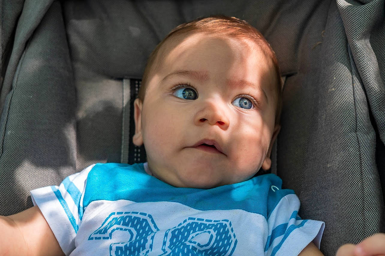 Lenzo participe au concours pour gagner de l'argent avec cette photo : azure, baby, baby_carriage, baby_products, baby_toddler_clothing, car_seat, cheek, child, comfort, eyebrow, eyelash, fun, happy, iris, nose, person, product, seat_belt, sitting, skin