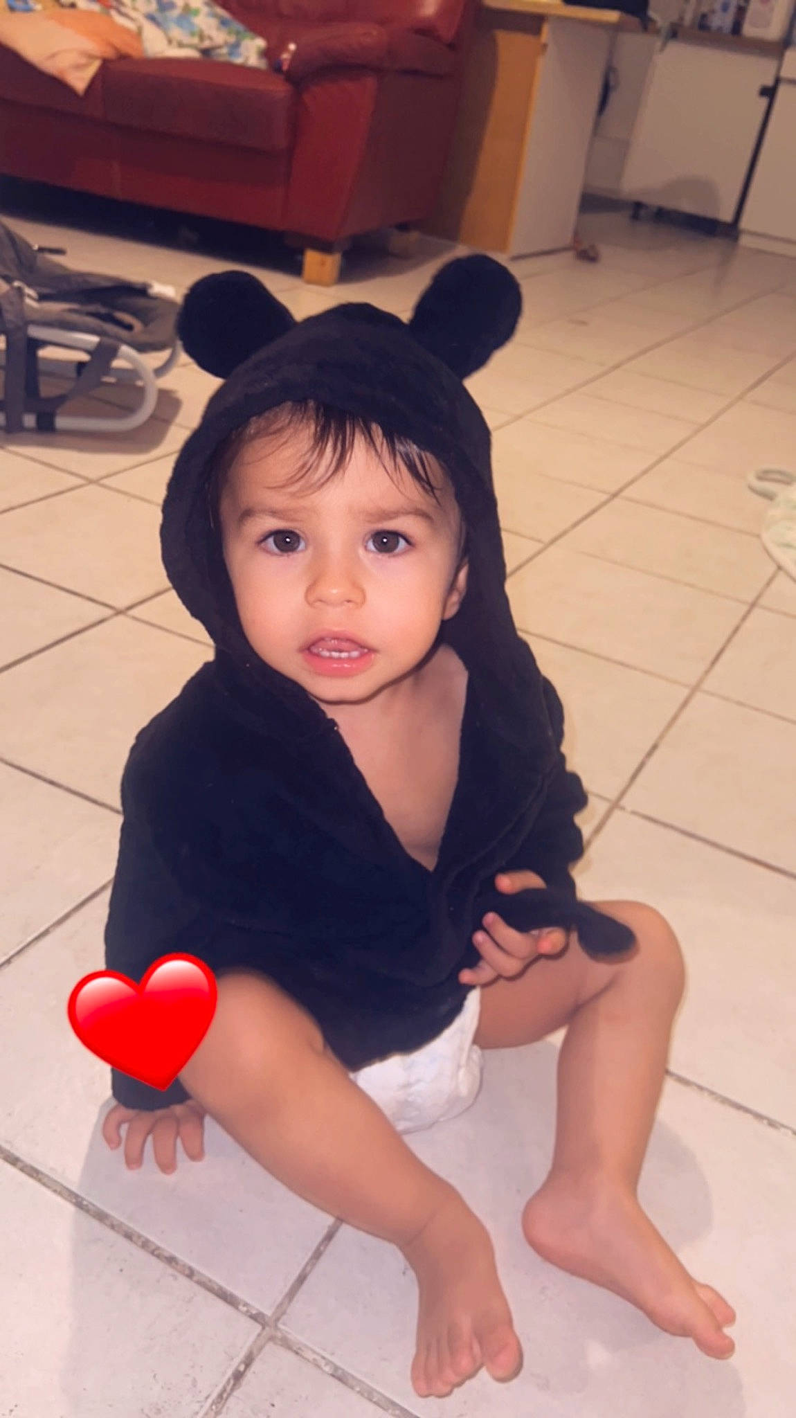 Liam participe au concours pour gagner de l'argent avec cette photo : baby_toddler_clothing, cheek, chin, elbow, face, floor, flooring, fun, hairstyle, happy, head, human_leg, joint, knee, leg, person, skin, sleeve, thigh, toddler