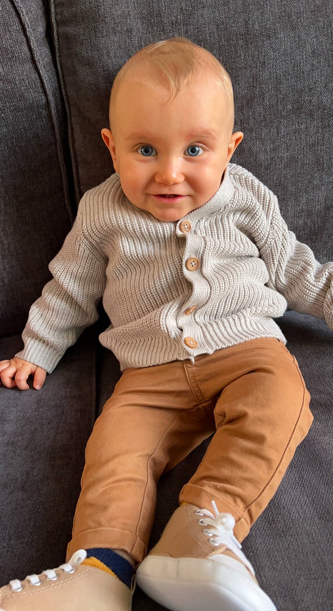 Louka a rejoint le concours — aidez-le/la à gagner de superbes lots ! baby_toddler_clothing, cheek, chin, collar, dress_shirt, eye, face, facial_expression, hairstyle, head, human_body, iris, joint, joy, leg, neck, outerwear, person, skin, sleeve