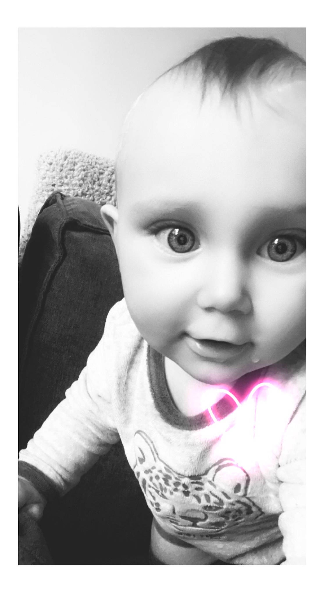 Louka participe au concours pour gagner de l'argent avec cette photo : baby, black, black_and_white, cheek, ear, eyebrow, eyelash, flash_photography, forehead, gesture, happy, iris, jaw, lip, mouth, nose, person, sleeve, style, t_shirt