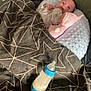 Constance participe au concours pour gagner de l'argent avec cette photo : baby, bedroom, blanket, bottle, child, cozy, cute, doll, face, infant, lying_down, pacifier, pillow, resting, sleeping, sleepy, soft, star_pattern, toy, twin