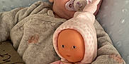 Constance a rejoint le concours — aidez-le/la à gagner de superbes lots ! baby, bed, blanket, child, comfort, cozy, cute, doll, face, hand, indoors, infant, lying_down, pacifier, pillow, pink, plush, resting, sleepwear, soft_toy