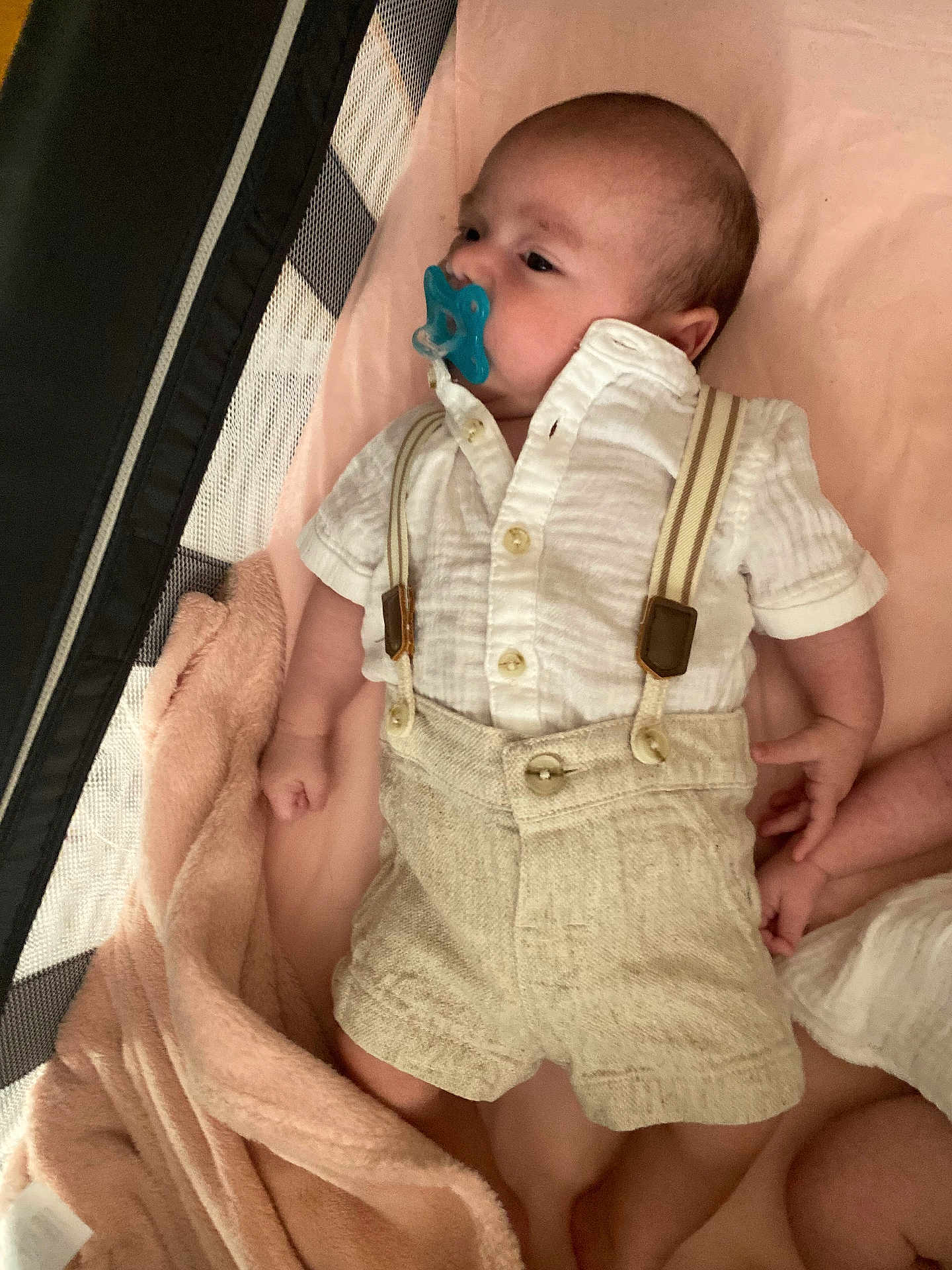 Lancelot a rejoint le concours — aidez-le/la à gagner de superbes lots ! baby, infant, pacifier, blanket, clothing, suspenders, shorts, playpen, mesh, fabric, person, child, cute, soft, sleepwear, newborn, lying_down, indoors, comfort, resting