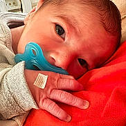 Lancelot a rejoint le concours — aidez-le/la à gagner de superbes lots ! newborn, baby, pacifier, hand, face, person, closeup, hospital, medical_tag, cuddle, orange_shirt, skin, infant, indoor, window, equipment, soft_light, portrait, baby_clothing, adult