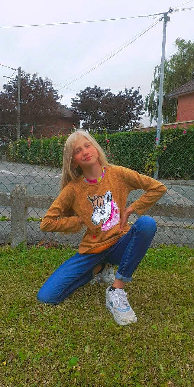 Kelly a rejoint le concours — aidez-le/la à gagner de superbes lots ! fun, grass, joy, long_hair, person