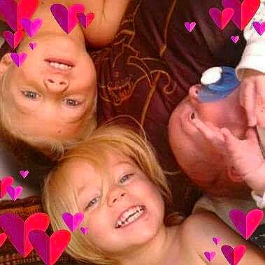 Angela a rejoint le concours — aidez-le/la à gagner de superbes lots ! blond, cheek, child, daughter, face, finger, fun, girl, hand, happiness, head, human_hair_color, joy, lip, mouth, neck, nose, person, pink, product