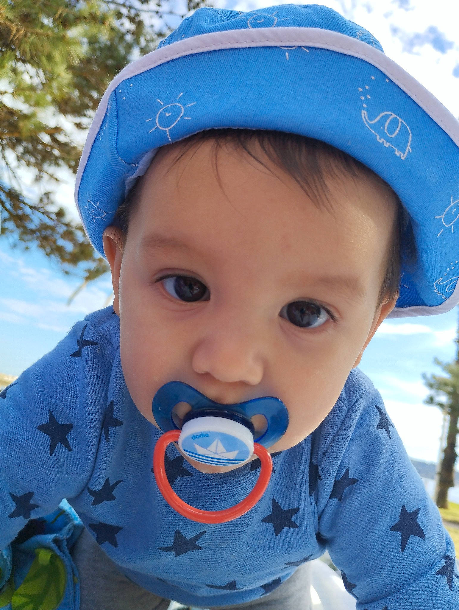 Élouan participe au concours pour gagner de l'argent avec cette photo : baby, baby_toddler_clothing, blue, cap, child, cool, electric_blue, facial_expression, fun, happy, hat, headgear, leisure, light, outerwear, person, product, recreation, sky, sleeve