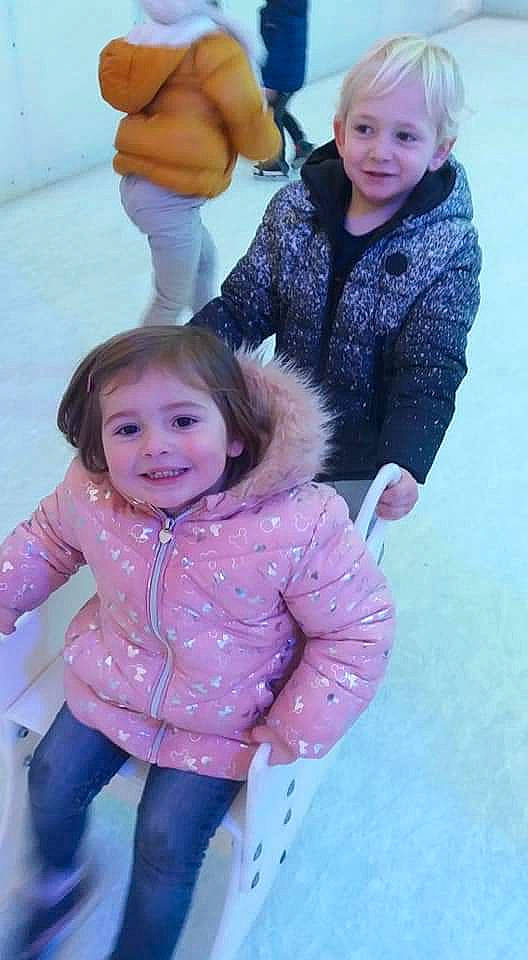 Layla a rejoint le concours — aidez-le/la à gagner de superbes lots ! child, daughter, fun, happy, joy, outerwear, people, person, play, playing_in_the_snow, sibling, smile, snow, toddler