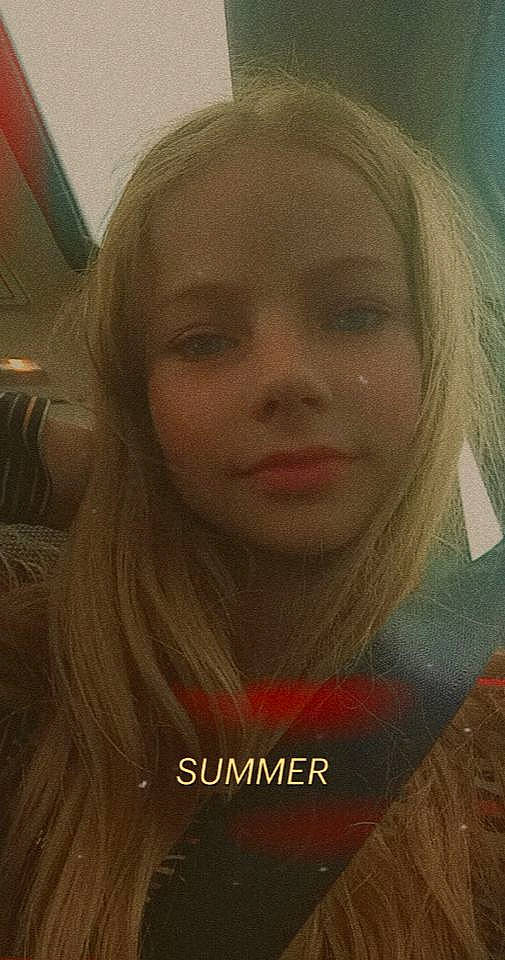 Melora participe au concours pour gagner de l'argent avec cette photo : blond, brown_hair, cheek, chin, eye, eyebrow, face, forehead, hair, hair_coloring, hairstyle, head, jaw, layered_hair, lip, long_hair, mouth, nose, person, photography