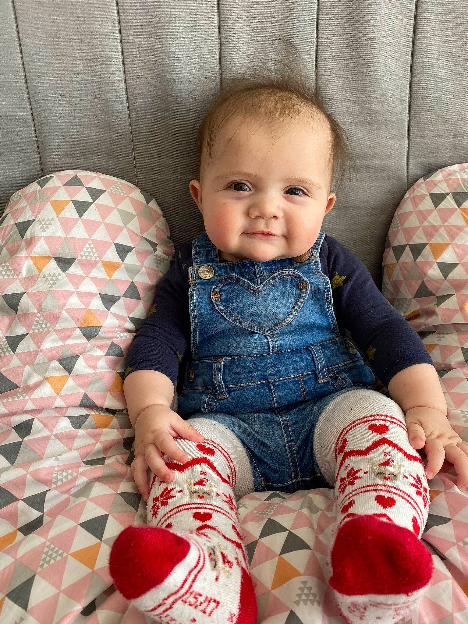Taïs a rejoint le concours — aidez-le/la à gagner de superbes lots ! baby, baby_toddler_clothing, child, family, footwear, leg, pattern, people, person, play, shoe, sitting, skin, textile, toddler