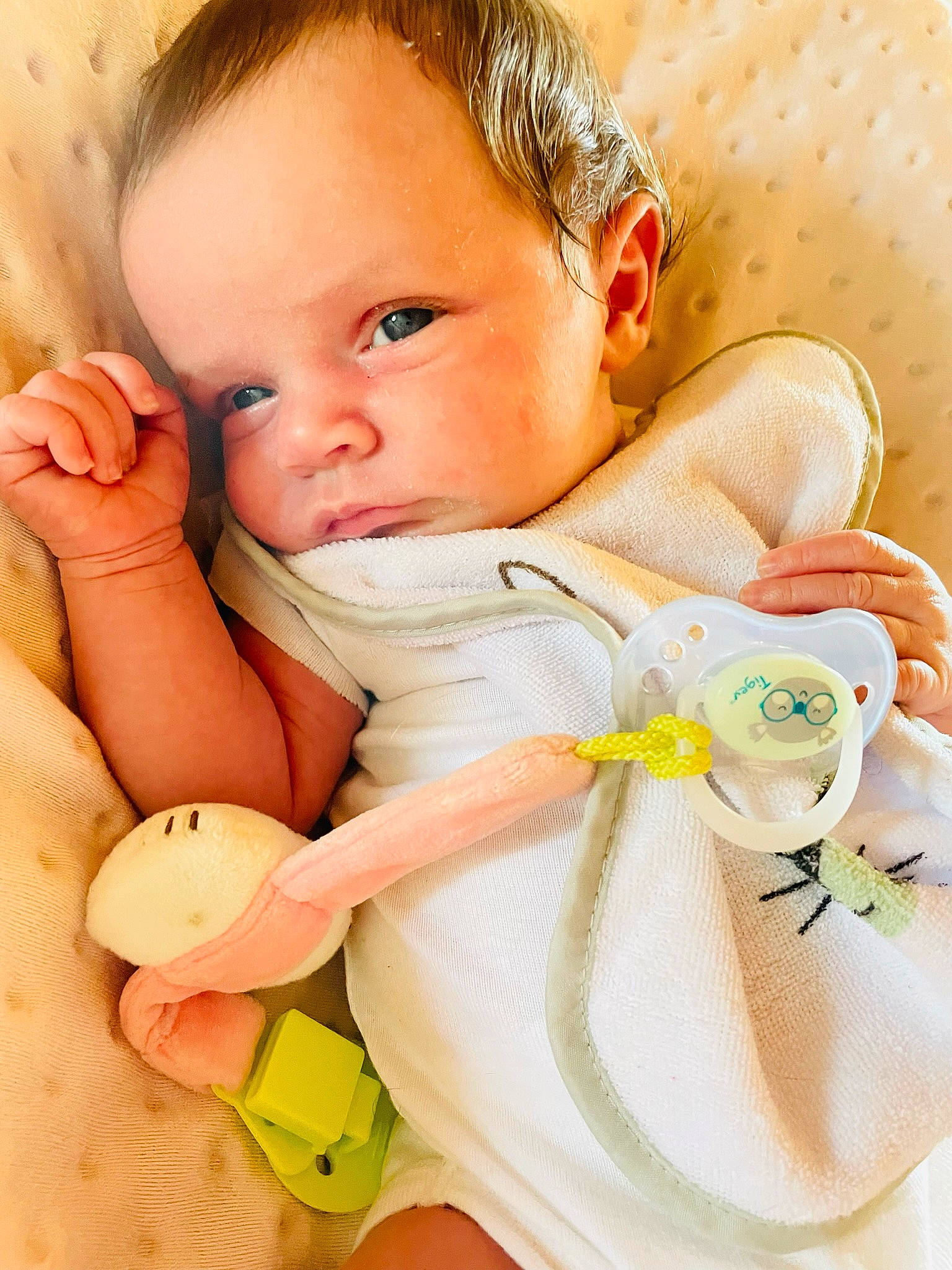 Lorelaï a rejoint le concours — aidez-le/la à gagner de superbes lots ! baby, baby_products, baby_safety, baby_sleeping, baby_toddler_clothing, cheek, child, comfort, finger, happy, linens, nail, person, product, skin, stomach, textile, thumb, toddler, white