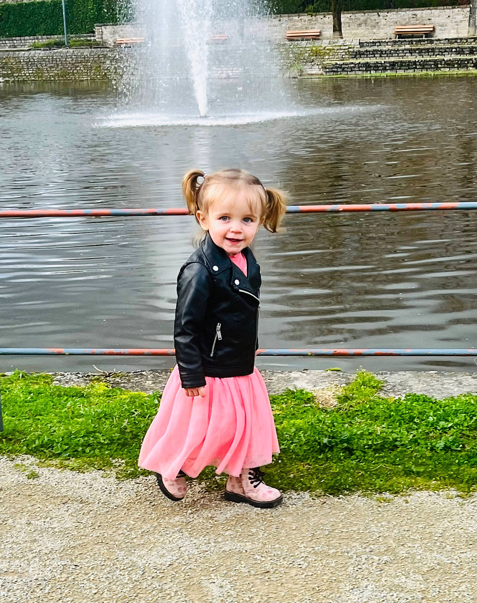 Lorelai participe au concours pour gagner de l'argent avec cette photo : bank, body_of_water, botany, fountain, fun, grass, green, happy, joy, lake, leisure, nature, people_in_nature, person, photograph, plant, smile, standing, summer, toddler