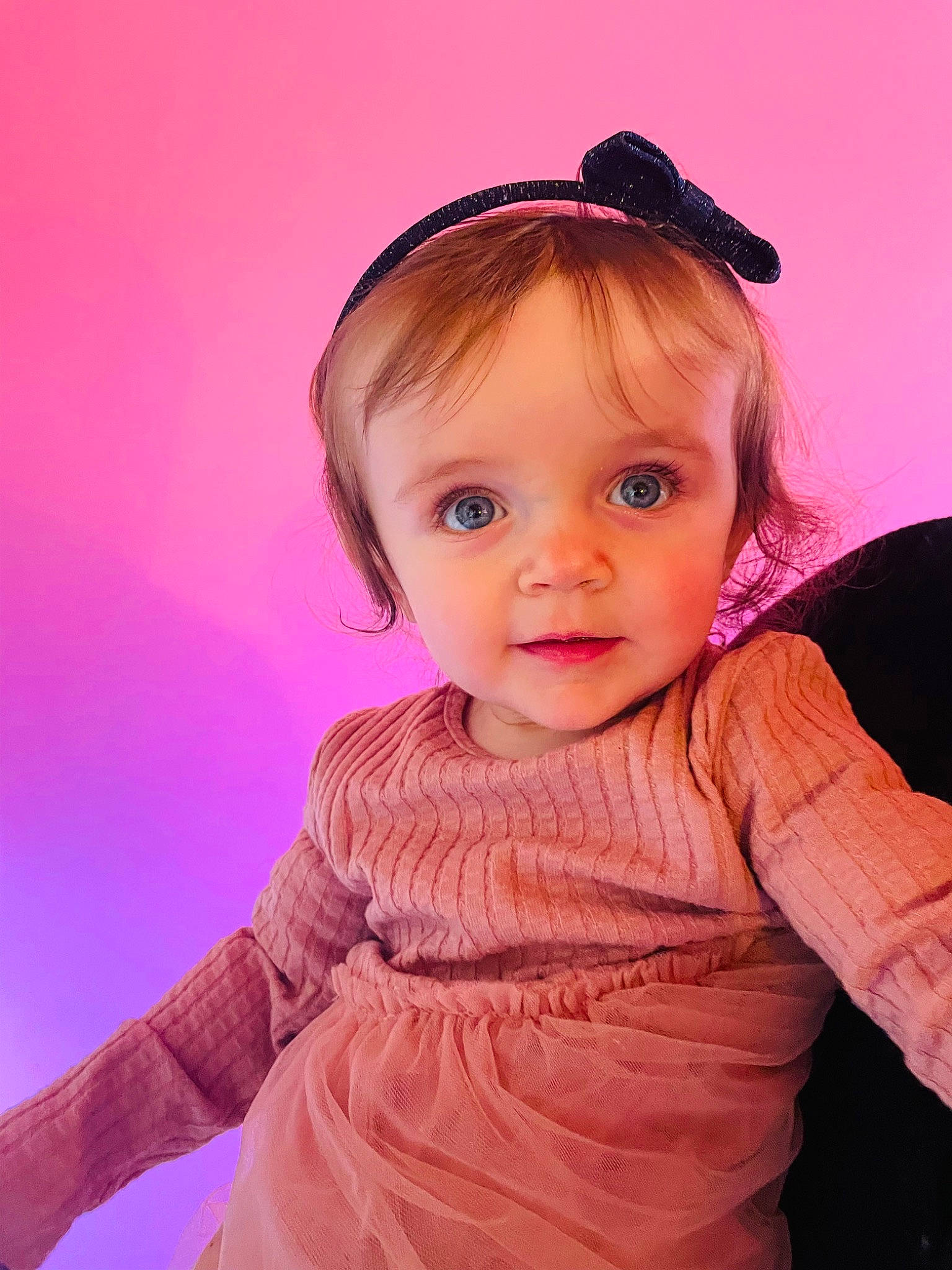 Lorelai participe au concours pour gagner de l'argent avec cette photo : baby_toddler_clothing, cheek, clothing, eyebrow, eyelash, face, flash_photography, gesture, happy, iris, lip, magenta, neck, one_piece_garment, person, pink, purple, skin, sleeve, toddler