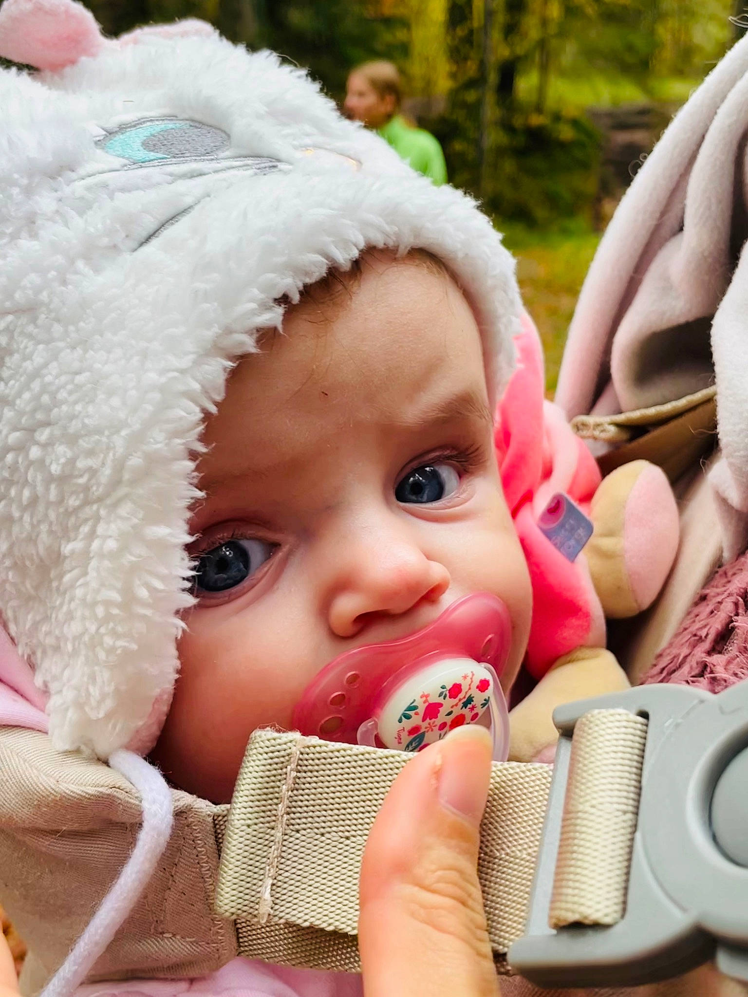 Lorelai participe au concours pour gagner de l'argent avec cette photo : audio_equipment, baby, baby_products, blurred, cap, cheek, child, event, eye, eyelash, finger, fun, happy, headwear, iris, lip, mouth, nail, nose, organ