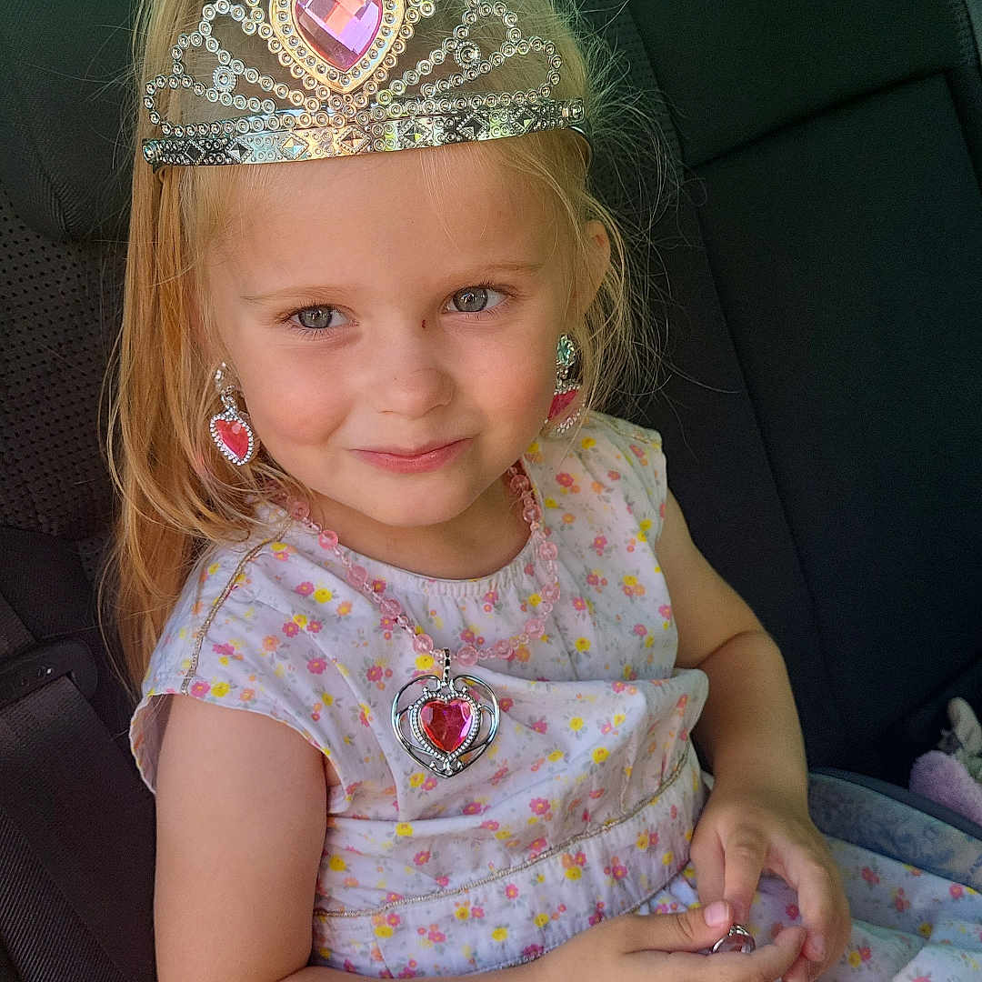 Tiphaine a rejoint le concours — aidez-le/la à gagner de superbes lots ! accessories, bodypart, car, child, clothing, dress, face, female, finger, girl, hand, head, homedecor, jewelry, person, photography, portrait, tiara, transportation, vehicle