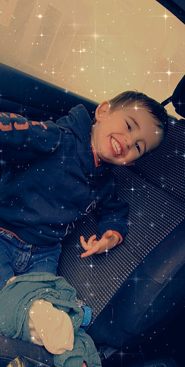 Këssim participe au concours pour gagner de l'argent avec cette photo : cheek, child, cool, denim, electric_blue, facial_expression, flash_photography, flooring, fun, happy, joy, pattern, person, sitting, sleeve, smile, space, tints_and_shades, toddler, winter