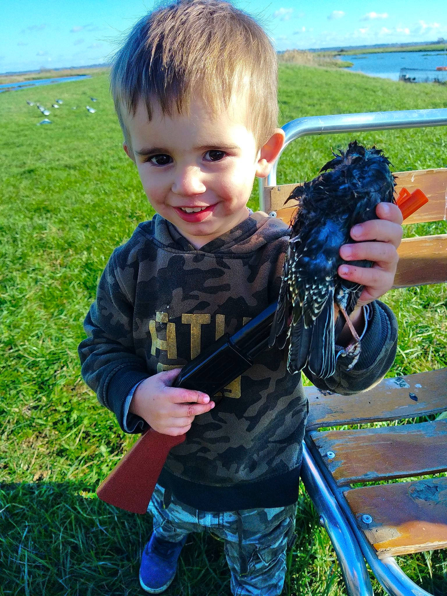 Këssim a rejoint le concours — aidez-le/la à gagner de superbes lots ! baby_toddler_clothing, blue, child, denim, fun, garden, grass, grassland, happy, jeans, joy, pattern, people_in_nature, person, plant, prairie, sky, smile, soil, t_shirt