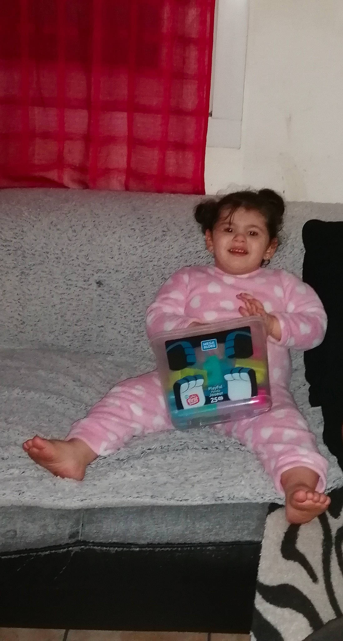 Salomé participe au concours pour gagner de l'argent avec cette photo : baby, baby_products, baby_toddler_clothing, cheek, child, comfort, facial_expression, flooring, fun, happy, joy, magenta, person, pink, play, sitting, skin, sleeve, smile, standing