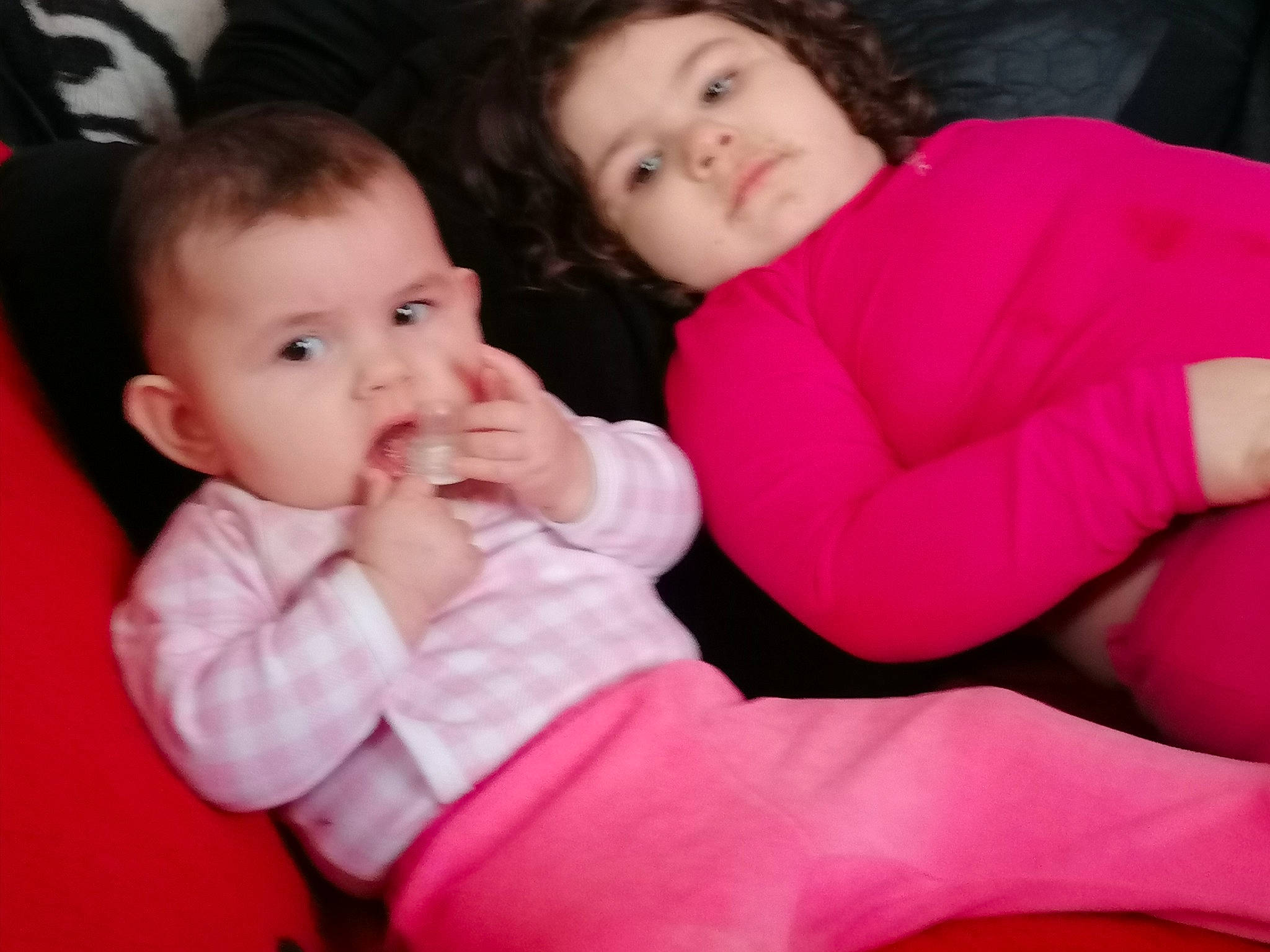 Salomé a rejoint le concours — aidez-le/la à gagner de superbes lots ! arm, baby_toddler_clothing, cheek, comfort, eye, face, finger, gesture, hair, happy, head, lap, lip, mouth, nose, organ, person, pink, skin, sleeve