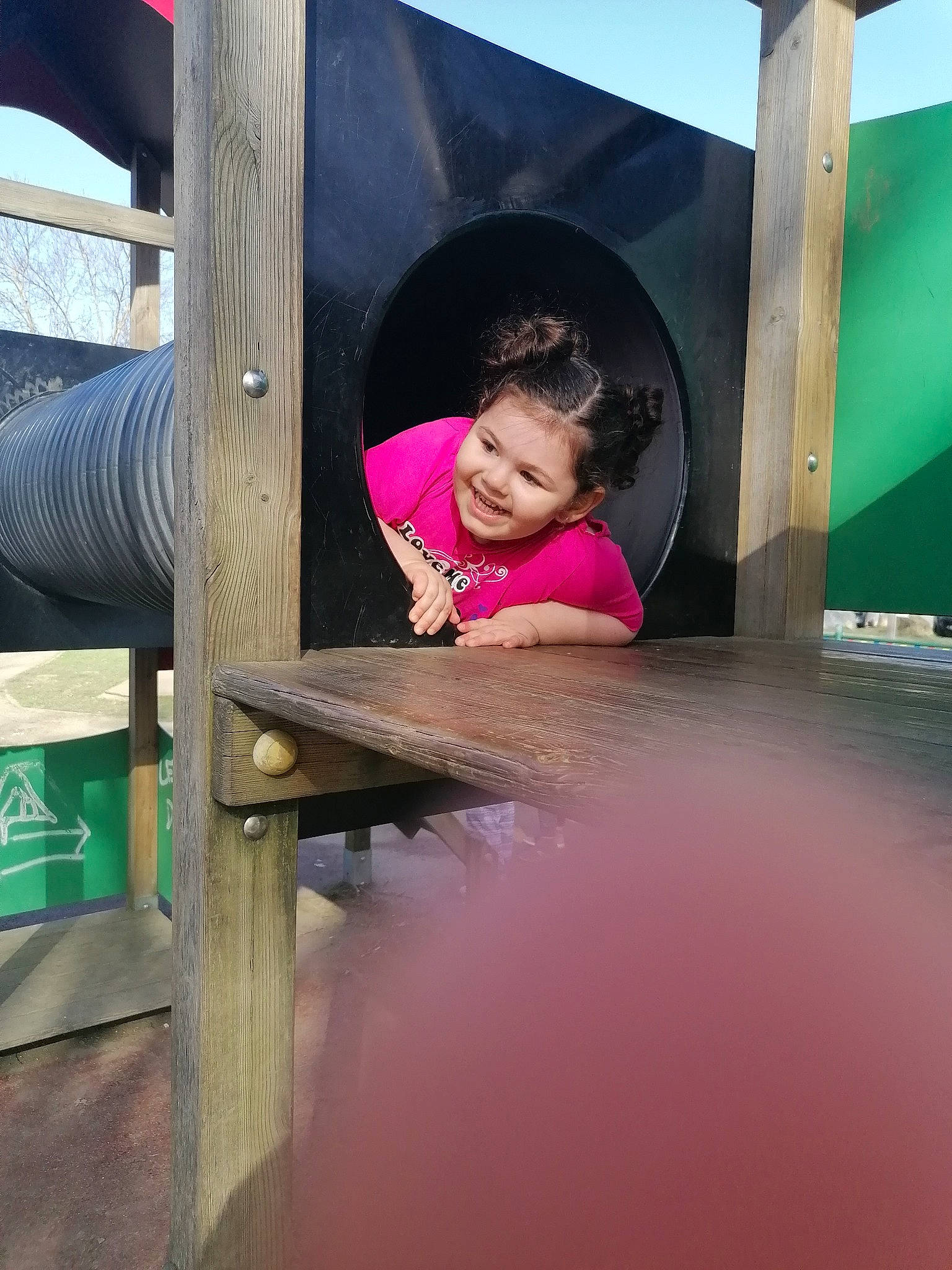 Salomé a rejoint le concours — aidez-le/la à gagner de superbes lots ! baby, baby_toddler_clothing, child, city, fun, happy, hat, joy, leisure, magenta, outdoor_play_equipment, person, pink, play, playground, recreation, skin, smile, t_shirt, toddler