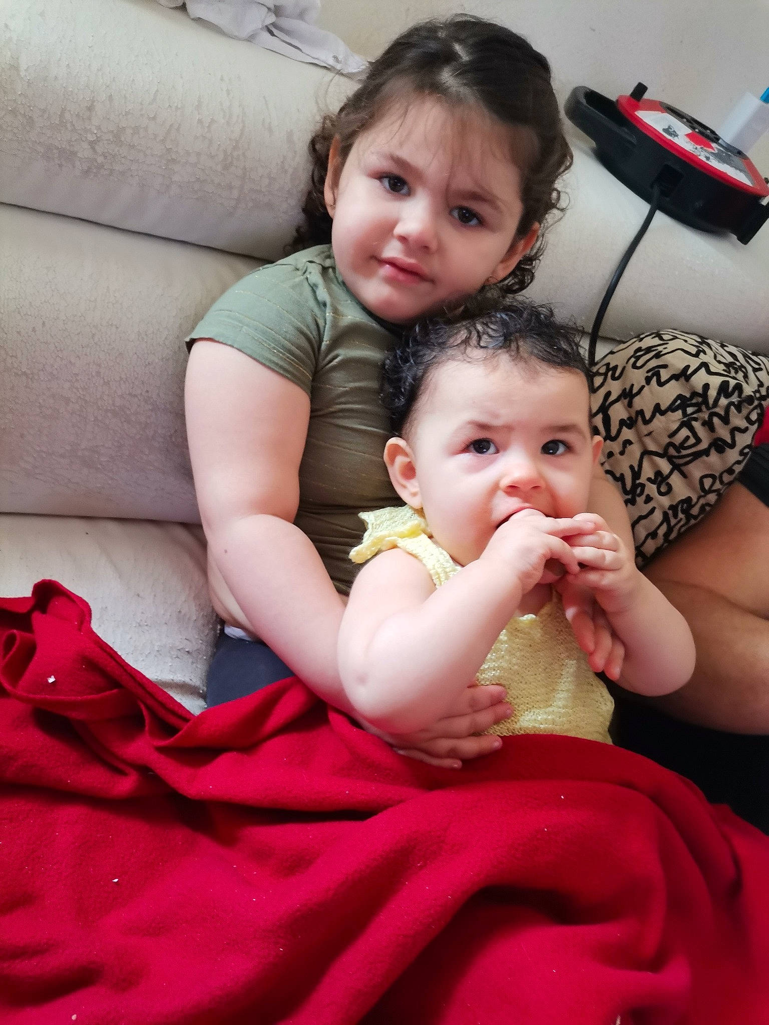 Vaiana a rejoint le concours — aidez-le/la à gagner de superbes lots ! cheek, comfort, couch, eye, face, finger, fun, gesture, hair, hairstyle, happy, lap, leg, mouth, person, pink, sharing, shoulder, skin, thigh