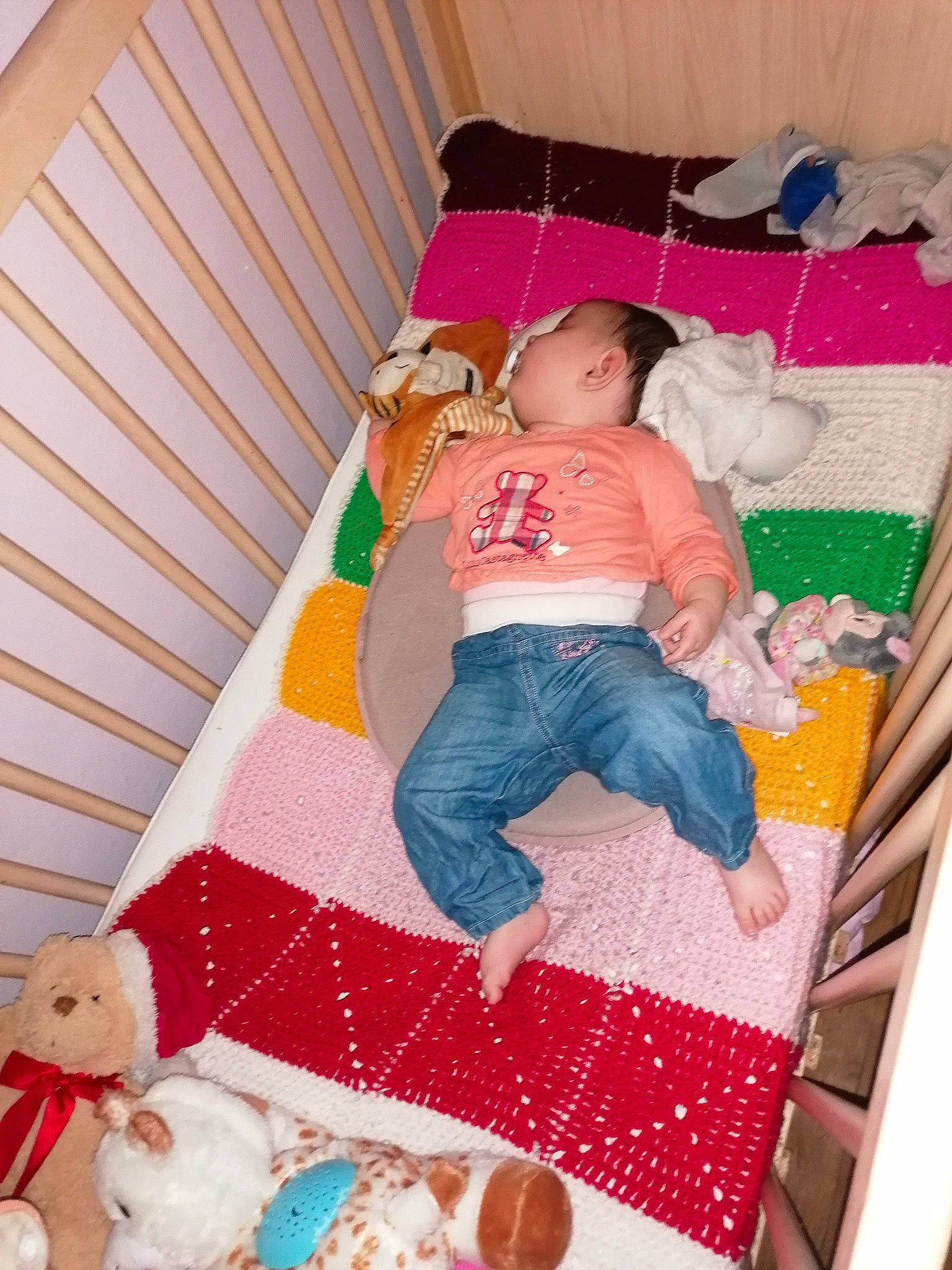 Vaiana participe au concours pour gagner de l'argent avec cette photo : baby, baby_products, baby_toddler_clothing, baby_toys, bed, child, comfort, infant_bed, lap, linens, magenta, pattern, person, pillow, pink, room, stuffed_toy, textile, throw_pillow, toddler