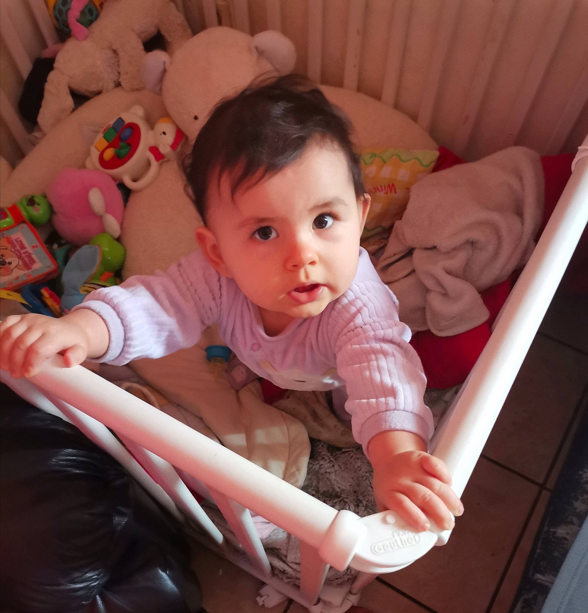 Vaiana a rejoint le concours — aidez-le/la à gagner de superbes lots ! baby, baby_carriage, baby_products, baby_toddler_clothing, cheek, child, comfort, finger, fun, happy, human_body, lap, leisure, mouth, person, room, sitting, skin, toddler, toy