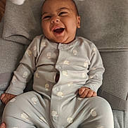 Lowen a rejoint le concours — aidez-le/la à gagner de superbes lots ! baby, infant, smiling, onesie, sheep_pattern, baby_seat, cushion, hand, happy, child, clothing, indoor, cute, portrait, comfortable, joyful, seatbelt, soft, relaxed, person