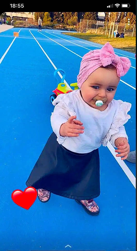 Mailya participe au concours pour gagner de l'argent avec cette photo : baby, baby_toddler_clothing, cap, child, electric_blue, flooring, fun, games, grass, happy, hat, headwear, joy, leisure, magenta, person, photograph, photography, play, recreation