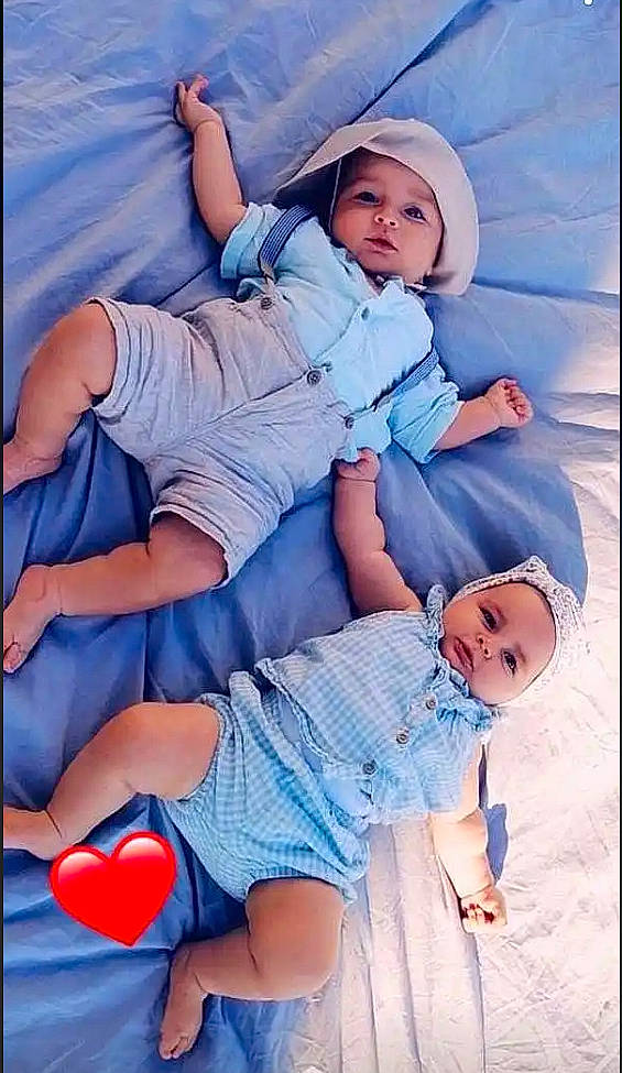 Mailya a rejoint le concours — aidez-le/la à gagner de superbes lots ! azure, baby_toddler_clothing, barefoot, blue, child, comfort, electric_blue, face, foot, fun, gesture, happy, headwear, human_leg, knee, lap, leisure, person, shorts, thigh