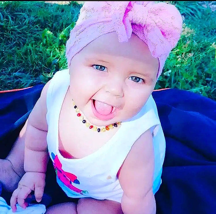 Mailya participe au concours pour gagner de l'argent avec cette photo : baby, baby_toddler_clothing, blue, cap, child, cool, costume_hat, electric_blue, fashion_accessory, fun, grass, happy, hat, headwear, leisure, magenta, pattern, person, pink, purple