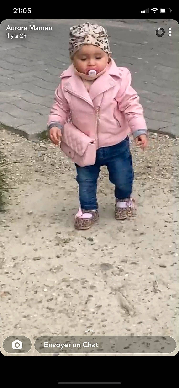 Maylia a rejoint le concours — aidez-le/la à gagner de superbes lots ! baby_toddler_clothing, child, finger, foot, fun, gesture, grass, happy, headwear, landscape, people_in_nature, person, play, sand, sitting, skin, sleeve, soil, thumb, toddler