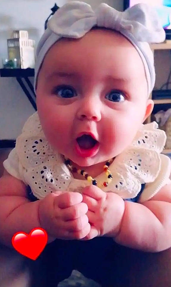 Mailya a rejoint le concours — aidez-le/la à gagner de superbes lots ! baby, baby_toddler_clothing, cheek, child, eyelash, face, finger, gesture, hand, happy, lip, mammal, mouth, nose, person, pink, product, skin, sleeve, surprise