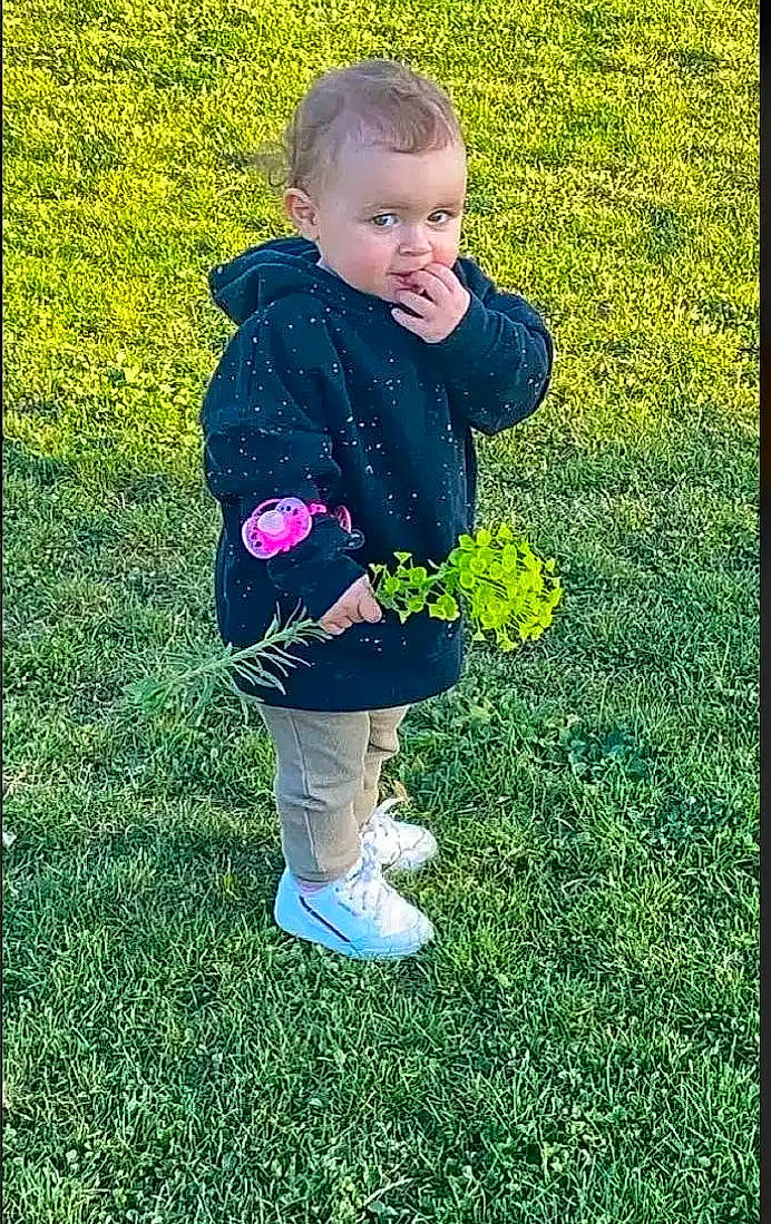 Mailya a rejoint le concours — aidez-le/la à gagner de superbes lots ! baby, baby_toddler_clothing, child, electric_blue, fun, grass, grass_family, grassland, happy, jacket, lawn, leaf, meadow, pattern, people_in_nature, person, plant, sitting, sleeve, tints_and_shades