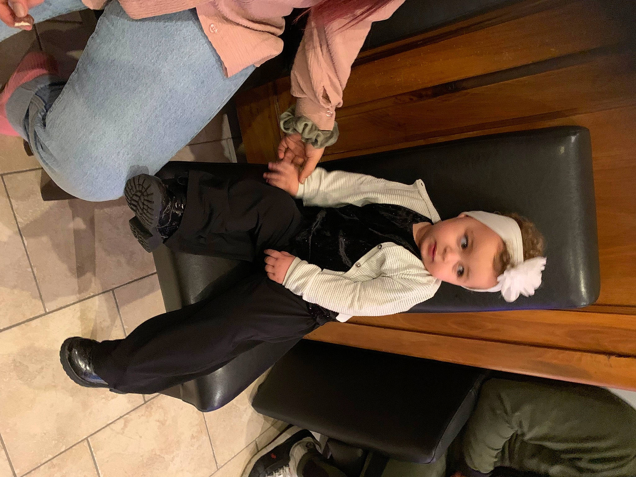 Mailya a rejoint le concours — aidez-le/la à gagner de superbes lots ! child, comfort, elbow, event, foot, formal_wear, fun, gesture, human_leg, joint, knee, lap, leg, person, room, sandal, sitting, sock, thigh, tie