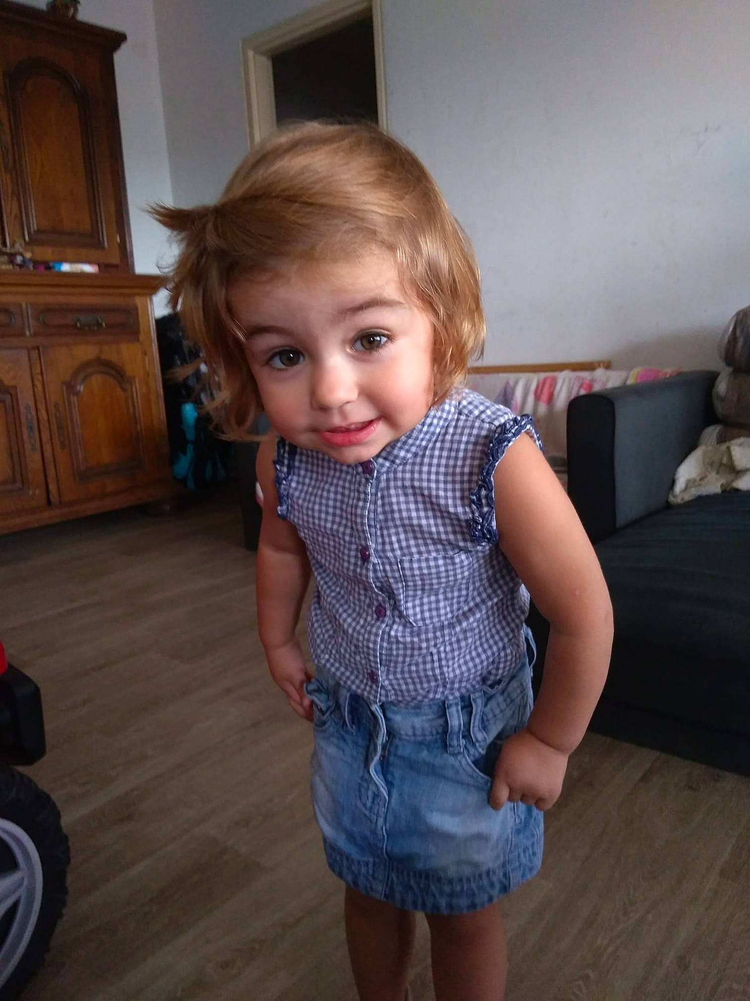 Lola a rejoint le concours — aidez-le/la à gagner de superbes lots ! blond, child, child_model, day, girl, hair, human_hair_color, infant, iris, joint, pattern, person, product, shoulder, skin, standing, textile, toddler, trunk