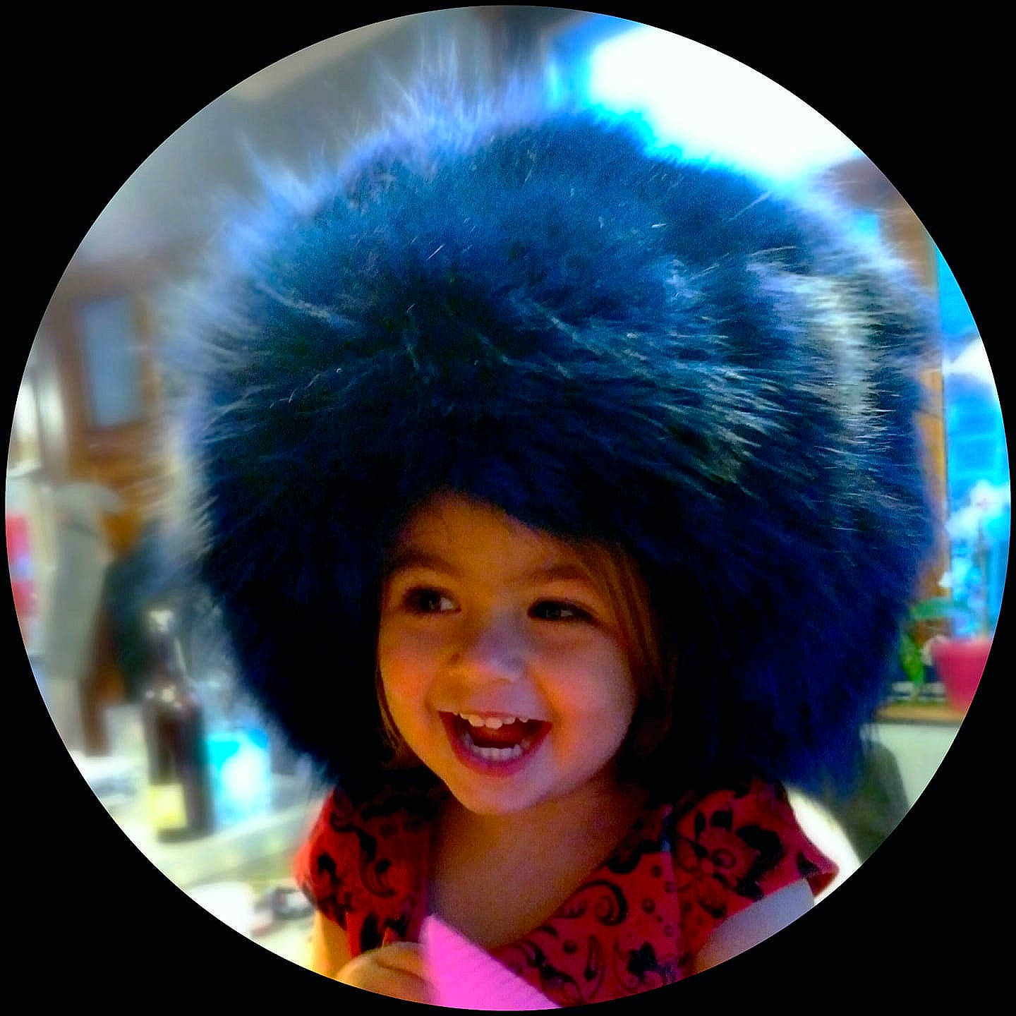 Lola participe au concours pour gagner de l'argent avec cette photo : black_hair, face, fun, fur, girl, hair, head, joy, nose, person, smile, space, textile